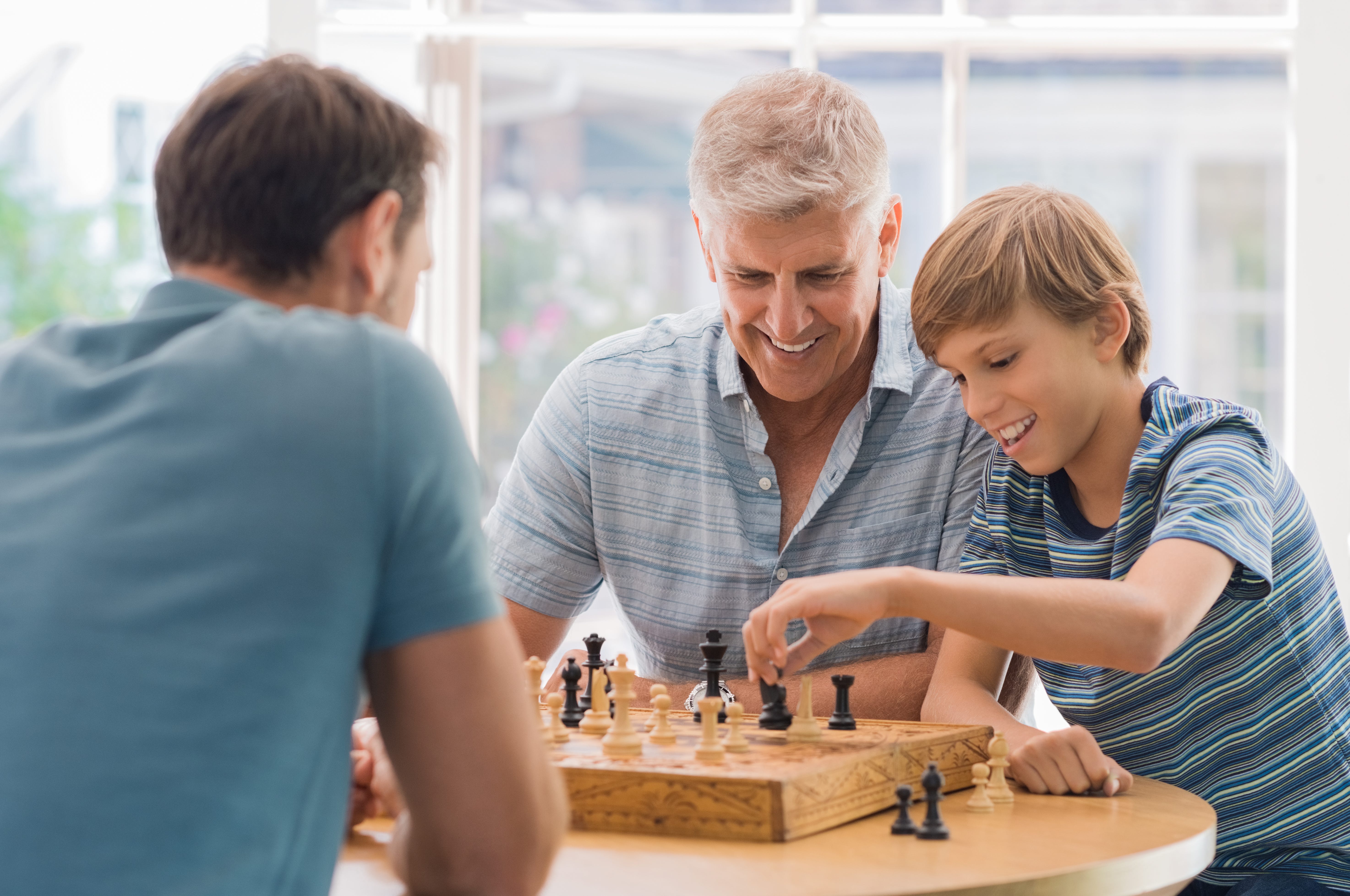 Папа играет в шахматы. Люди играющие в настольные игры. Шахматы для детей. Шахматы семья. Дети играющие в настольные игры.